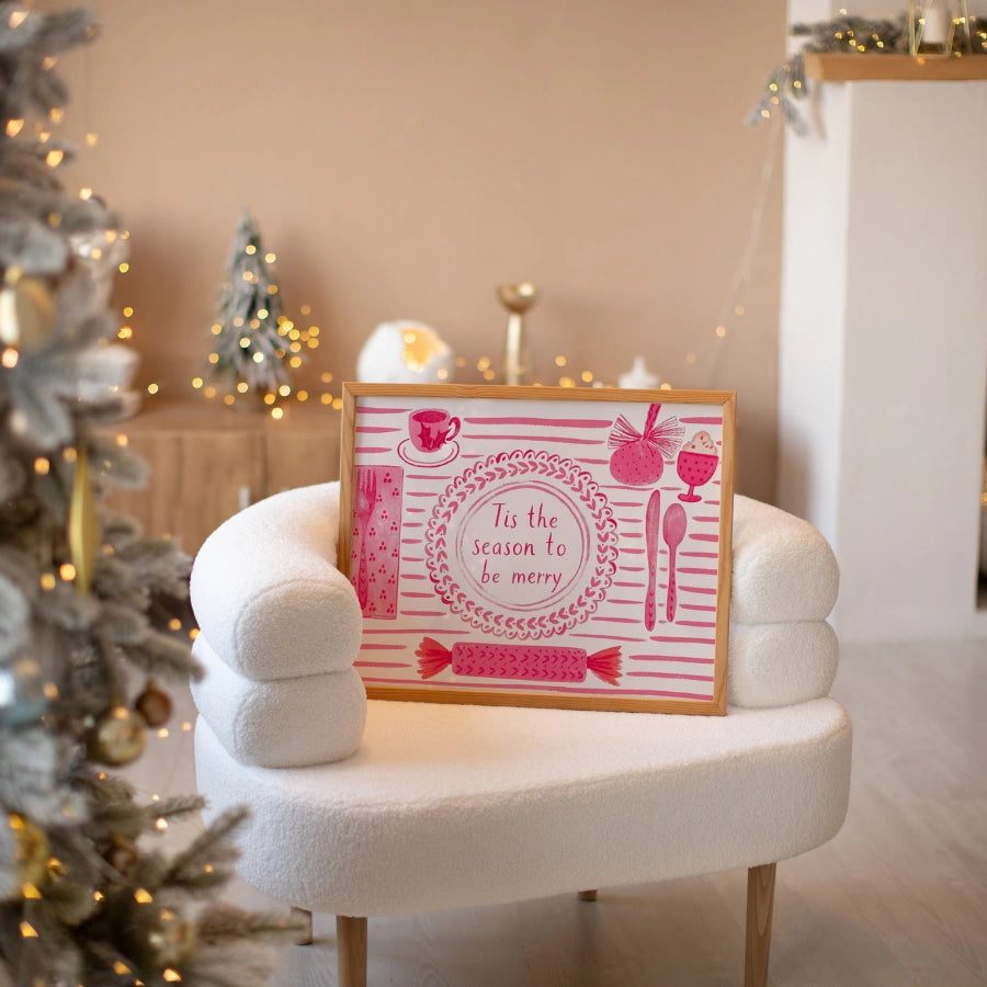 Stampa "È la stagione per essere allegri" - Arte natalizia in rosa per la cucina