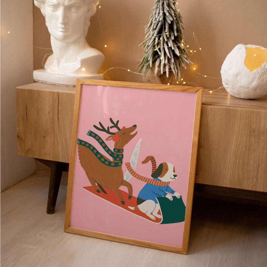 Giro in slitta con cani volanti e renne – Graziosa decorazione murale natalizia rosa