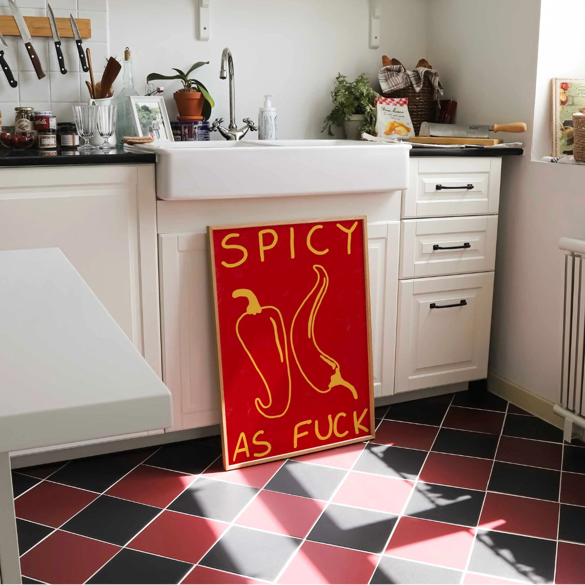 Wandbild „Scharfe Küche“ – Druck mit ausdrucksstarker Typografie