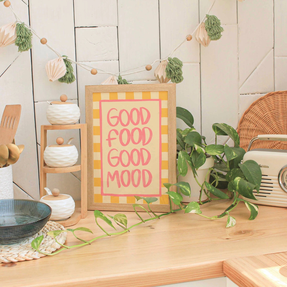 Wandbild „Gutes Essen, gute Laune“ – Ausdrucksstarker Küchendruck