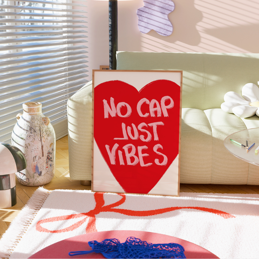 No Cap Just Vibes Wandbild – Maximalistischer Zitatdruck