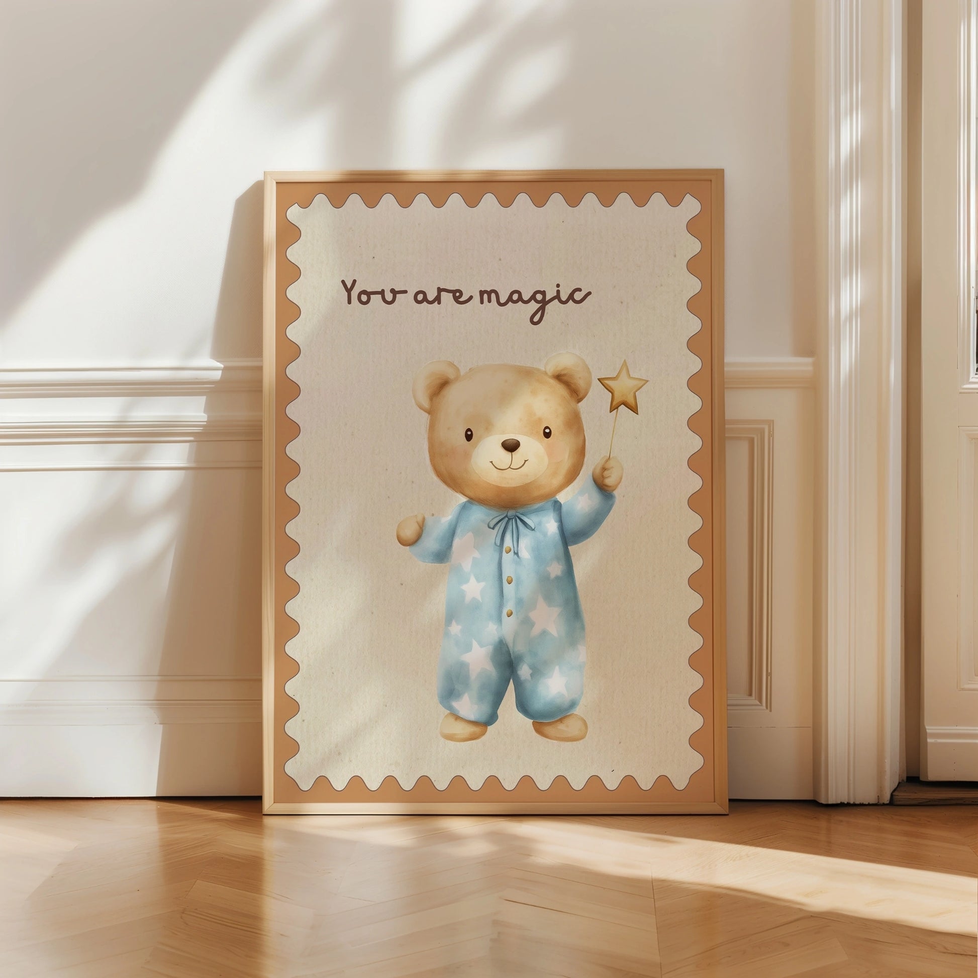 Magic Bear Wall Art - Stampa per cameretta dei bambini con pigiama blu