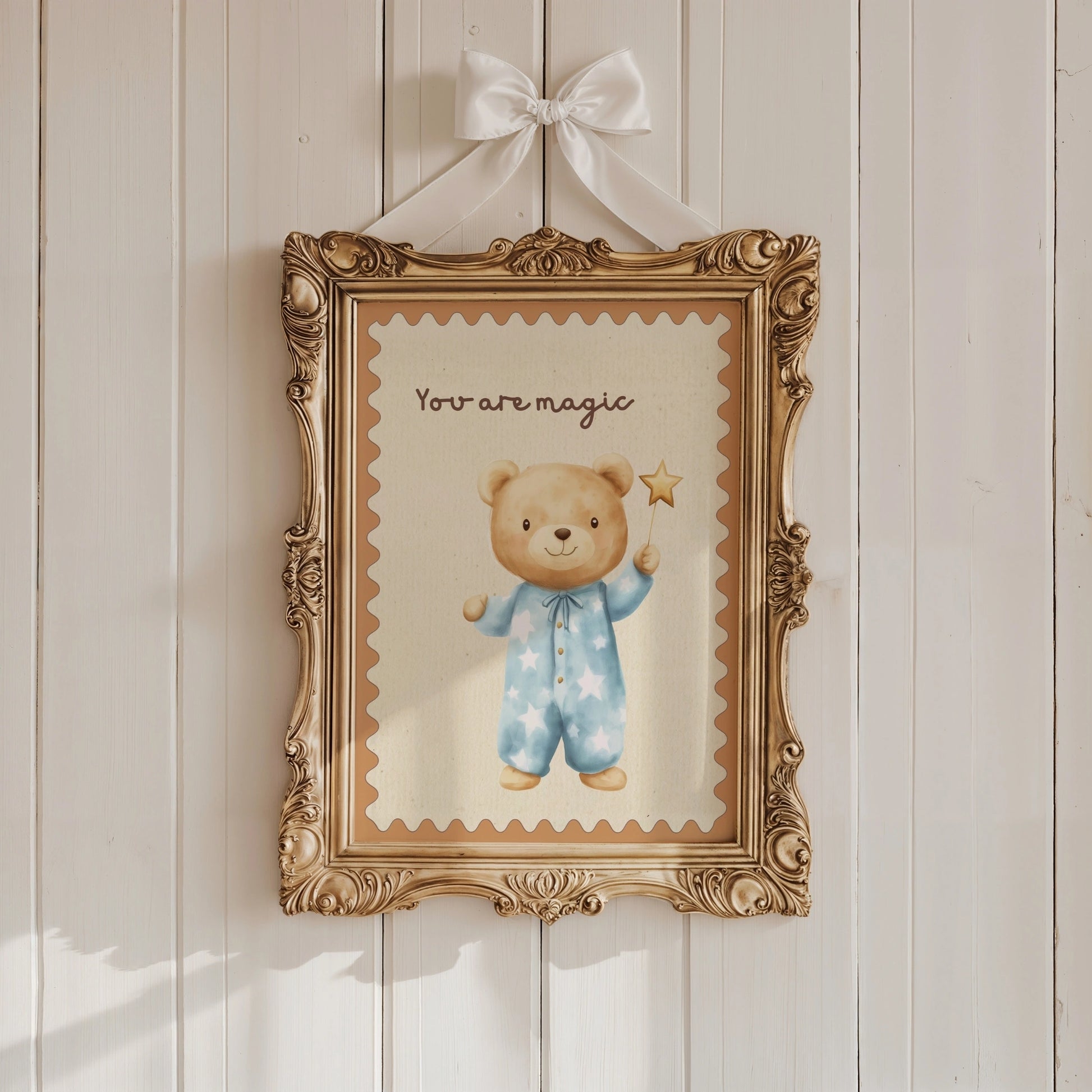 Magic Bear Wall Art - Stampa per cameretta dei bambini con pigiama blu