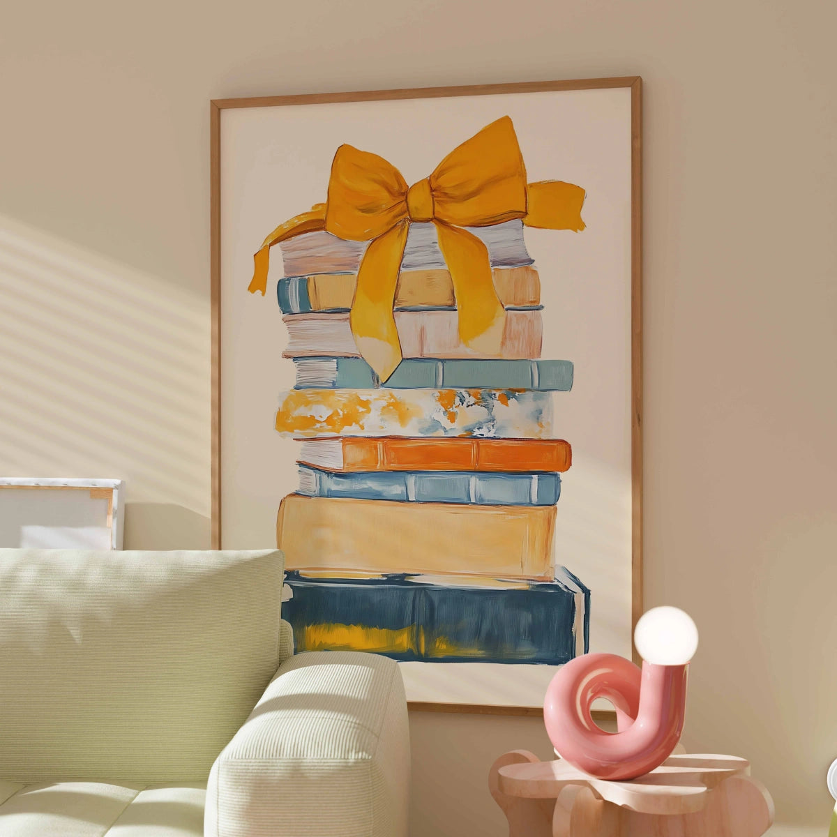 Bücherstapel mit orangefarbener Schleife – Farbenfrohe Wanddekoration für Bücherliebhaber