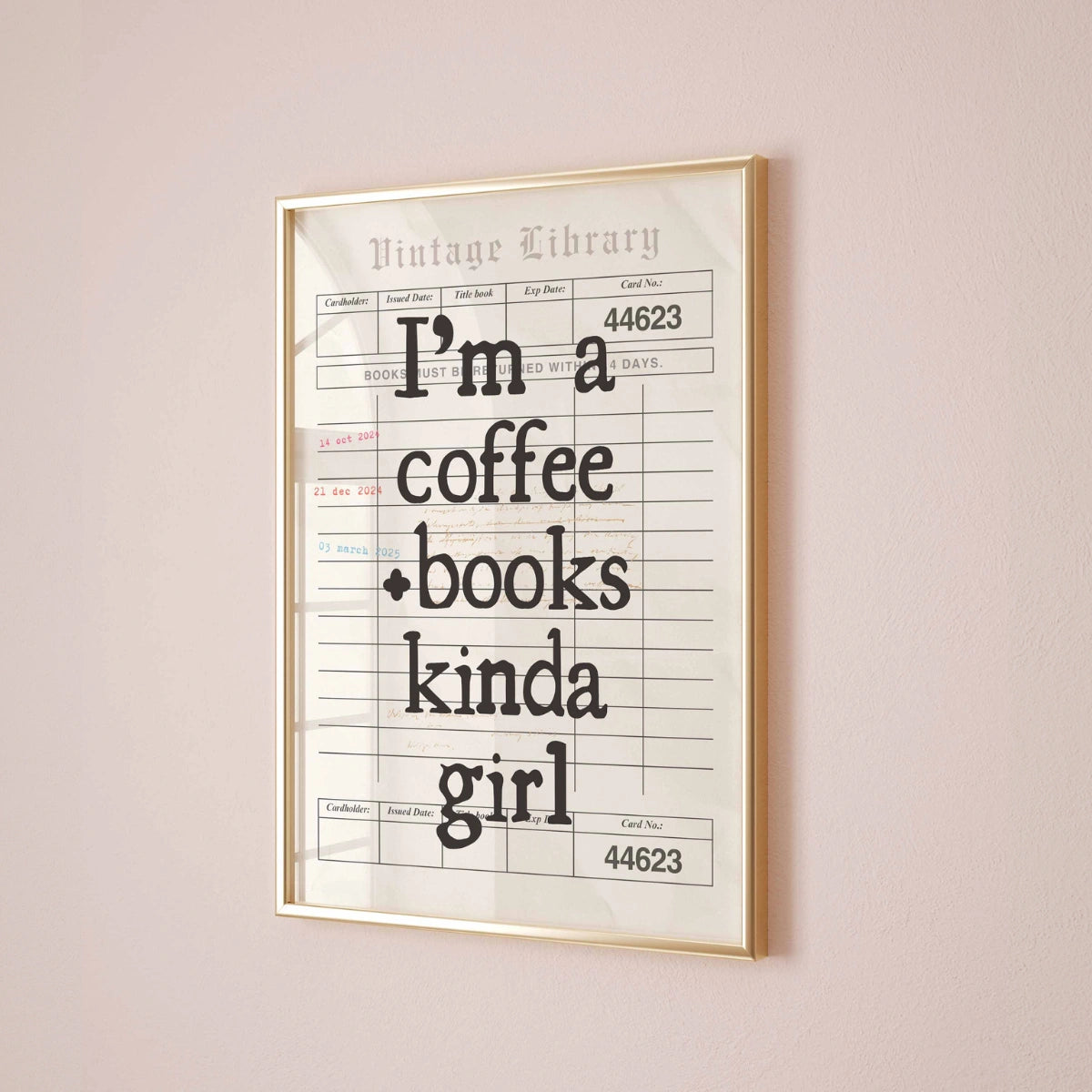 Kunstdruck „Mädchen mit Kaffee und Büchern“ – Vintage-Bibliothekswandbild