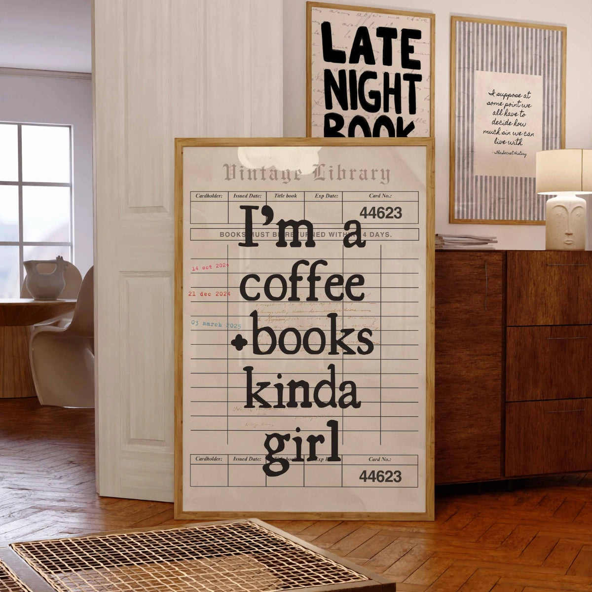 Kunstdruck „Mädchen mit Kaffee und Büchern“ – Vintage-Bibliothekswandbild