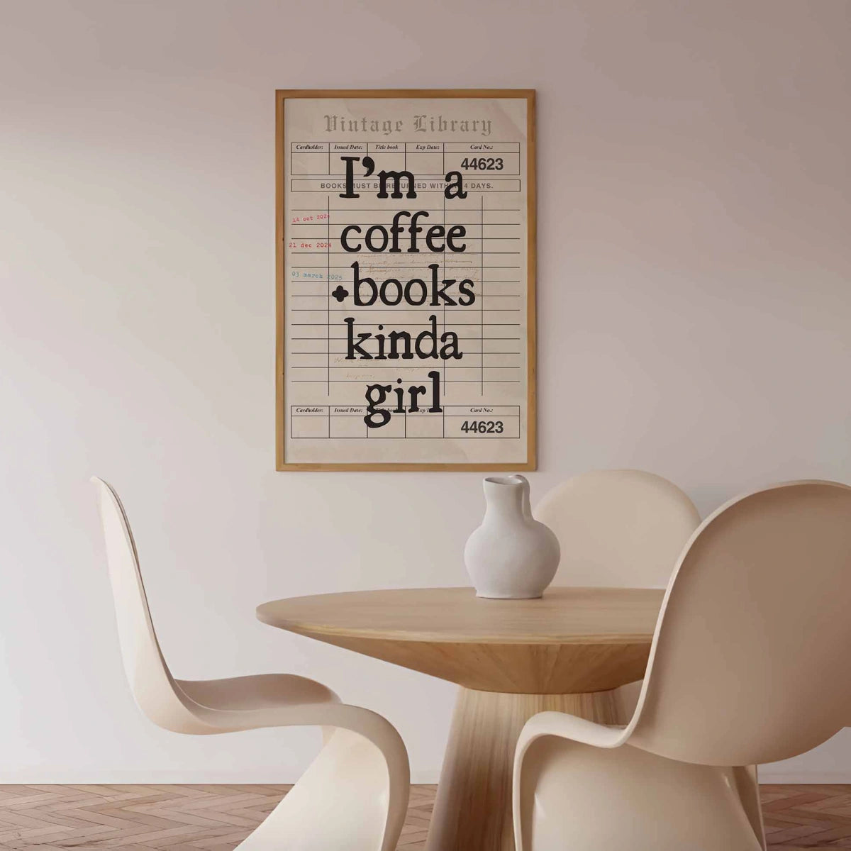 Kunstdruck „Mädchen mit Kaffee und Büchern“ – Vintage-Bibliothekswandbild